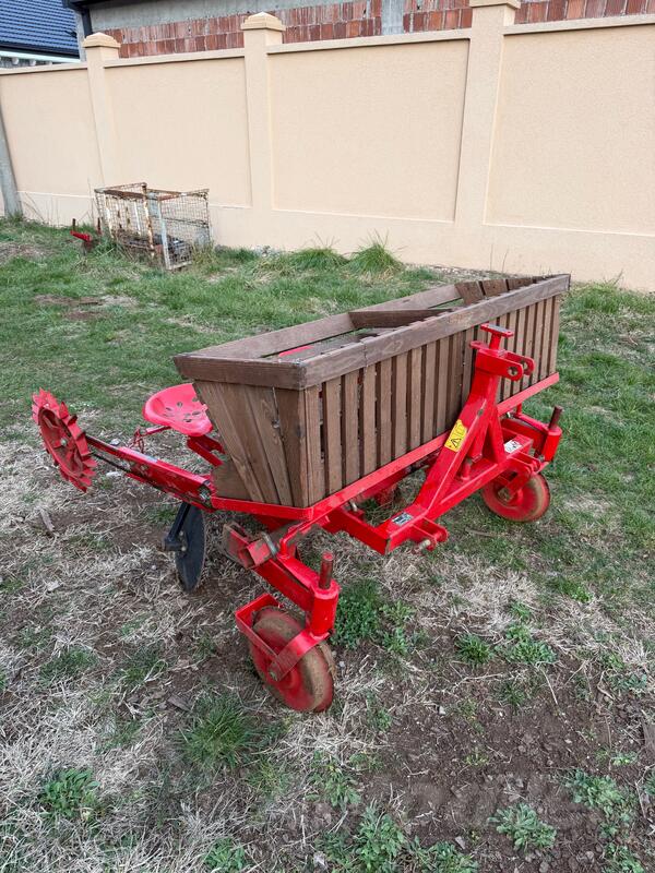 Tehnostroj - dvoredna sadilica