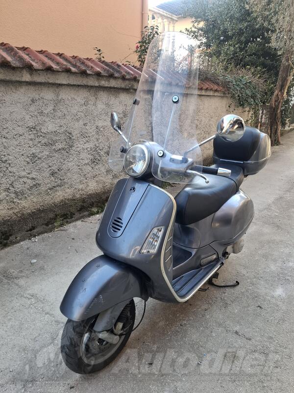 Piaggio - Vespa P200