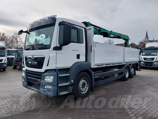 MAN - TGS 26.460 kamion s ravnom platformom+kran/LTK338