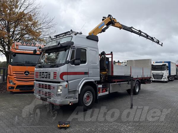 Volvo - FM330 kamion s ravnom platformom+kran+rampa/LTK384