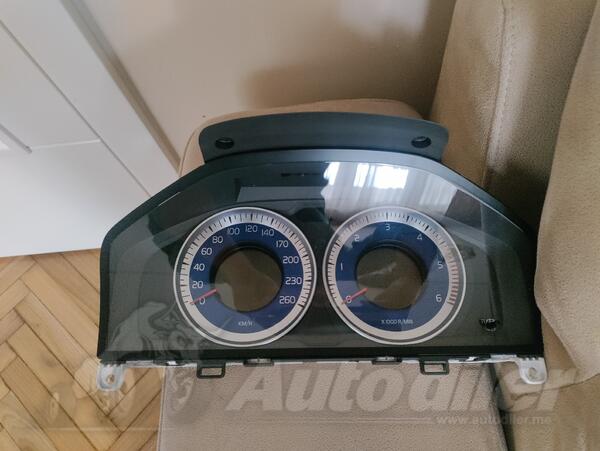 Instrument tabla za Automobile - Volvo - XC 60    - 2013