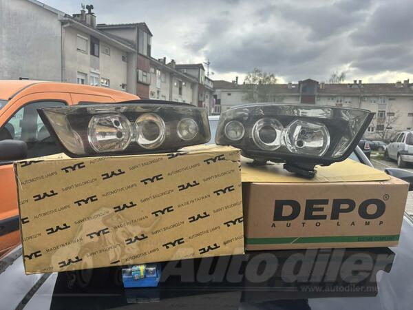 Оба фара za Audi - A4    - 2001