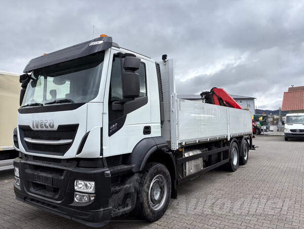 Iveco - Stralis AD260/460 kamion s ravnom platformom+kran/LTK457