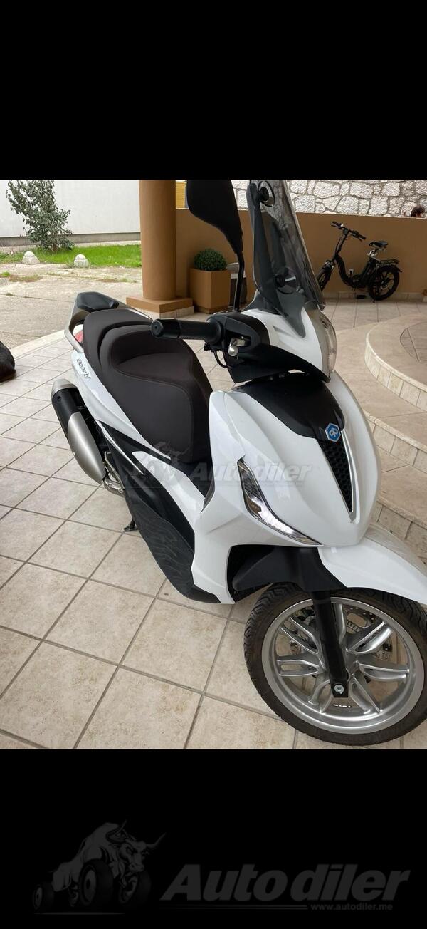 Piaggio - Beverly 300 kraj 2023,prešao samo 1000 km