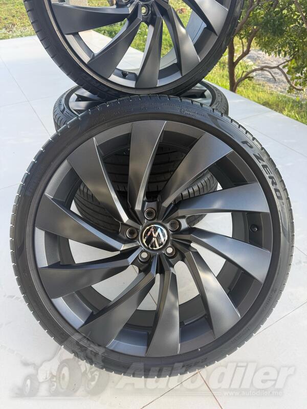 Fabričke felne i Pirelli gume