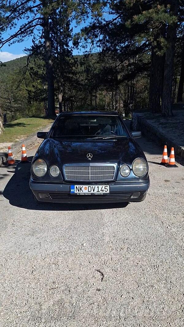 Mercedes Benz - E 250 - 2.5 turbodizel w210