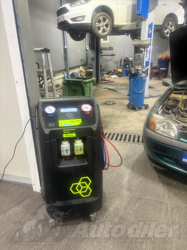 Refilling and service of car air conditioning - Car repair services