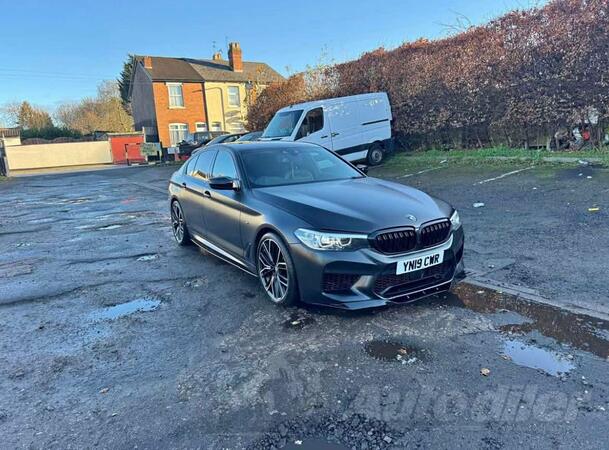 U djelovima BMW - M5 3.0