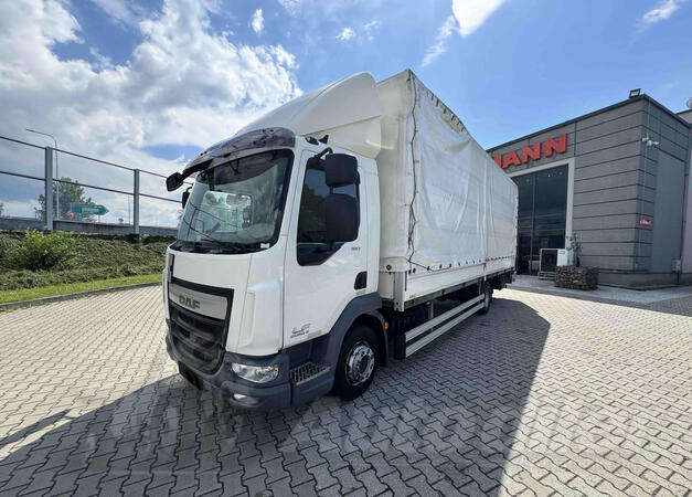 DAF -  LF 180 / rampa / kamion s ceradom / FER018
