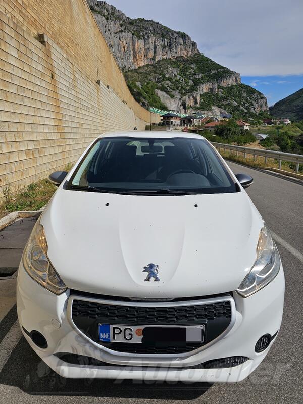Peugeot - 208