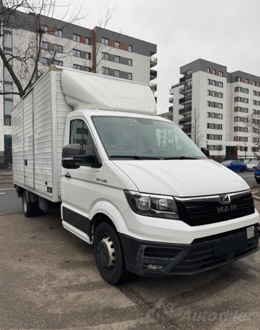 MAN - TGE 3.180 box truck / rampa / kamion furgon < 3.5t / LA2558