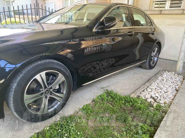 Fabričke felne i Pirelli gume