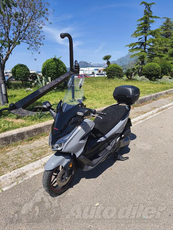 Honda - Forza 300