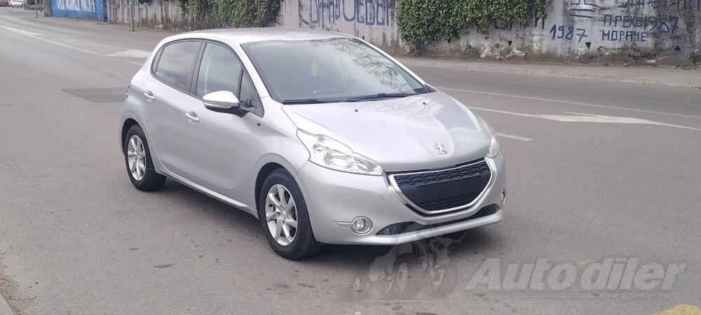 Peugeot - 208 - 1.2 benzin