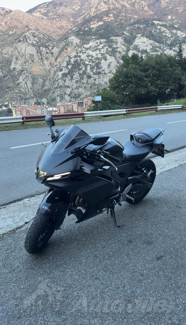 Yamaha - R3