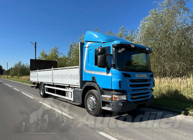 Scania - P 230 Kamion s ravnom platformom + rampa / LTK771