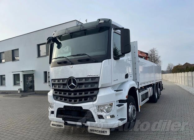 Mercedes Benz - Arocs 2545 Kamion s ravnom platformom + Kran / LTK866