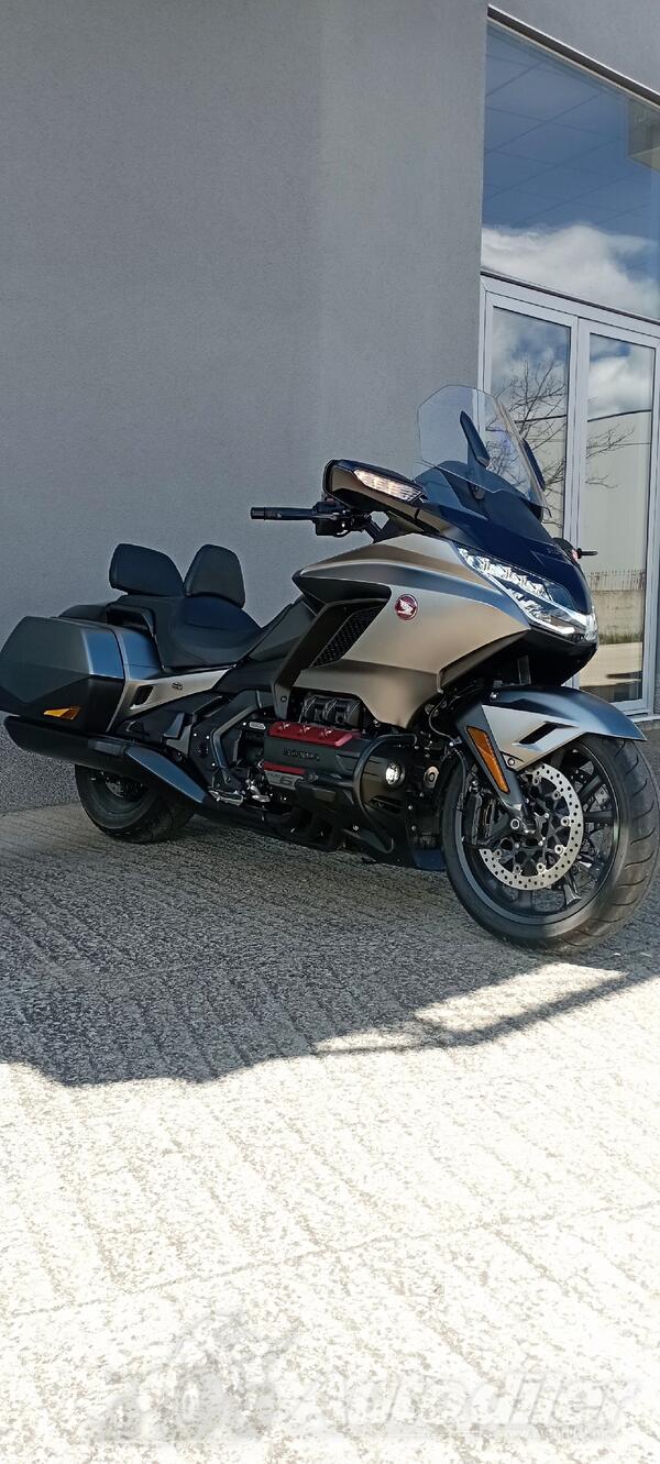 Honda - goldwing bagger dct