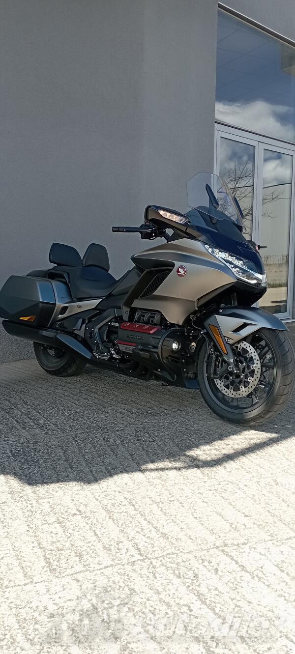Honda - goldwing bagger dct