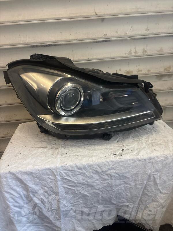 Desni far za Mercedes Benz - C 250    - 2013
