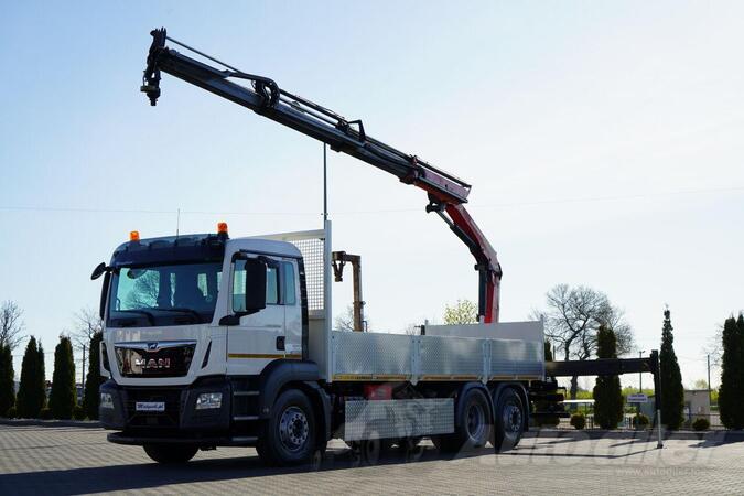 MAN - TGS 26.320 Kamion s ravnom platformom + Kran / IMP-4182