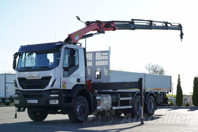Iveco - Trakker 410 Kamion s ravnom platformom + Kran / IMP-4186