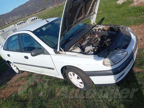 Renault - Laguna 1.8 in parts