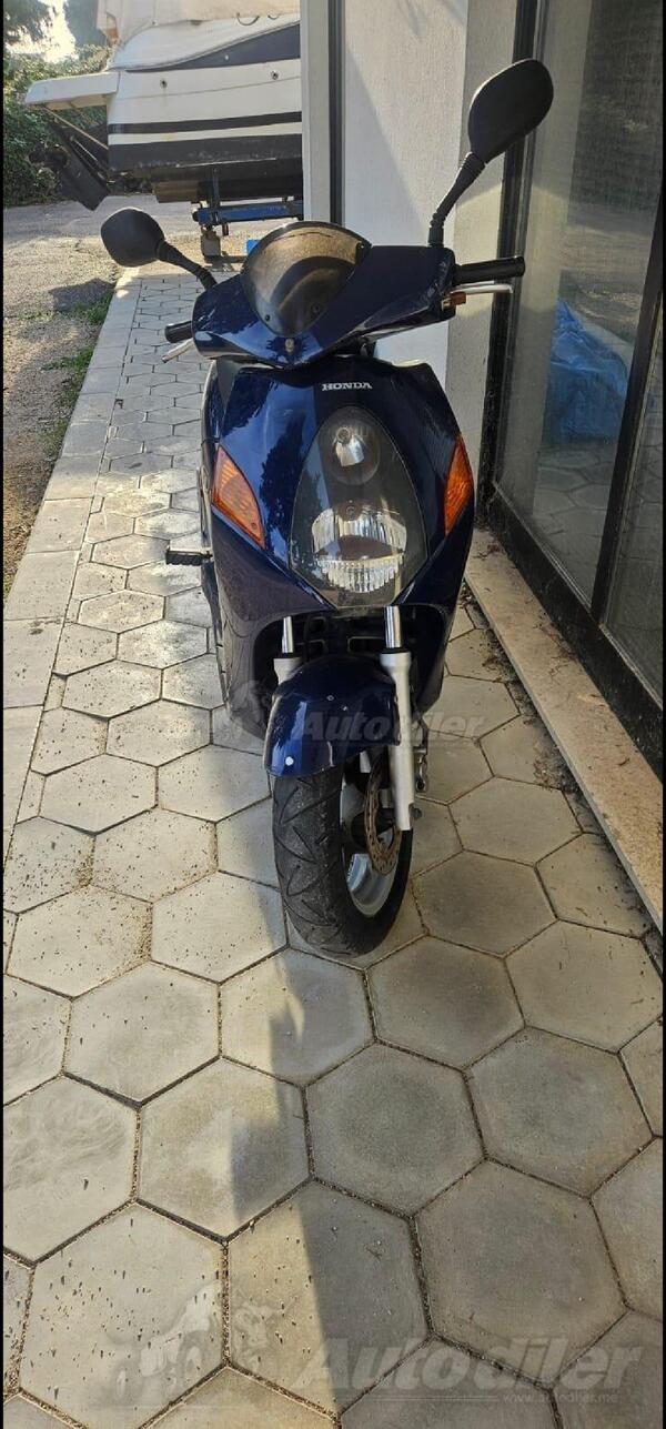 Honda - NES 125