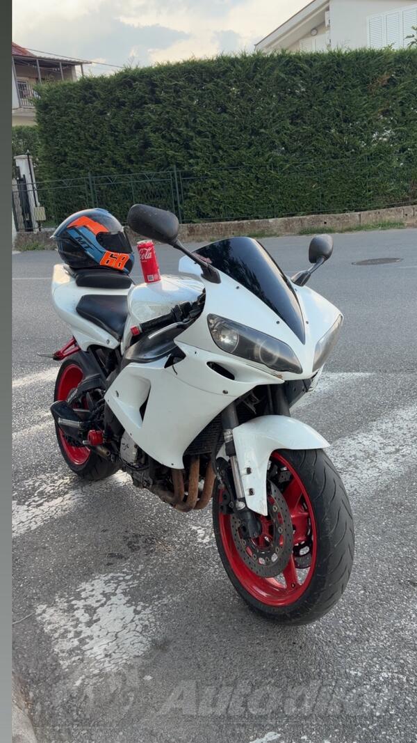 Yamaha - R1