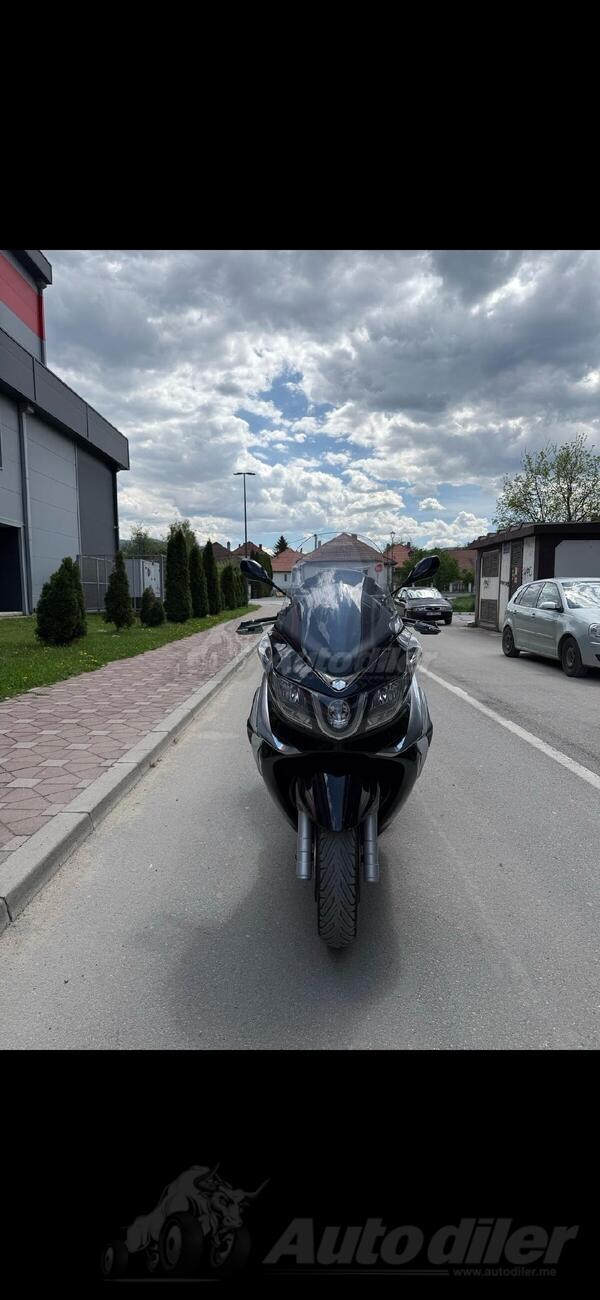 Piaggio - X 10