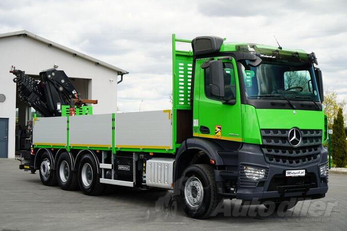 Mercedes Benz - AROCS 3240 Kamion s ravnom platformom + Kran / IMP-4162