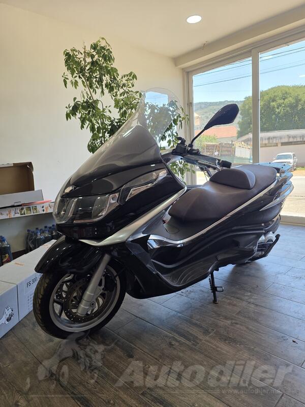 Piaggio - X 10