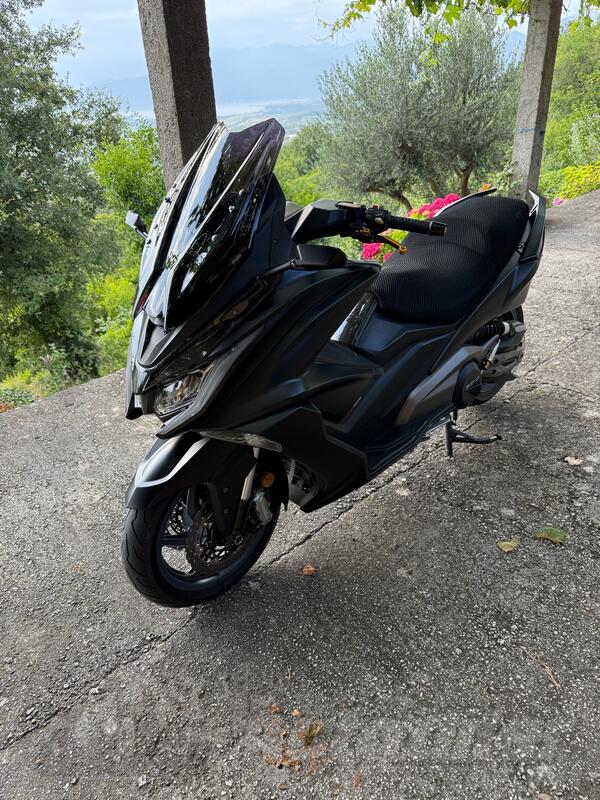 Kymco - AK 550
