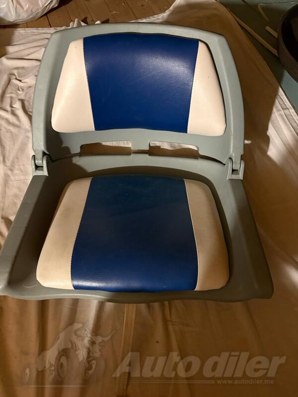 Chairs and benches for watercrafts