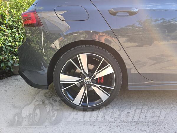 Fabričke felne i Pirelli gume