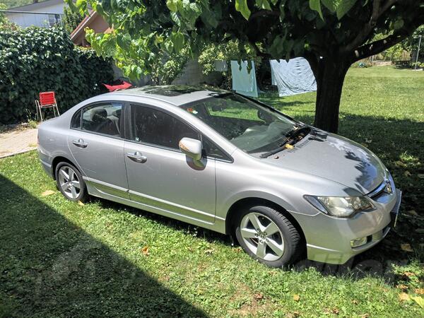 Honda - Civic - 1.8 4D ES
