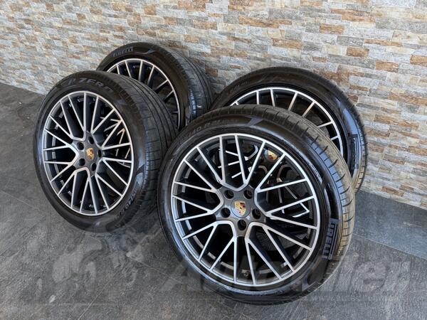 Fabričke felne i Pirelli gume