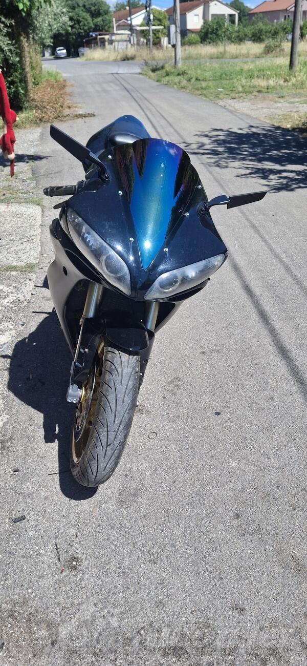 Yamaha - R1