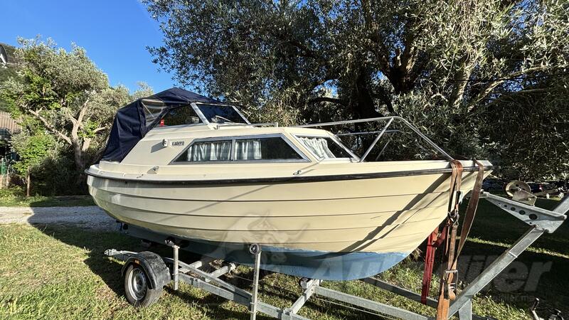 Ferretti - Čamac sa kabinom