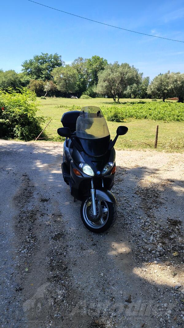 Piaggio - X9