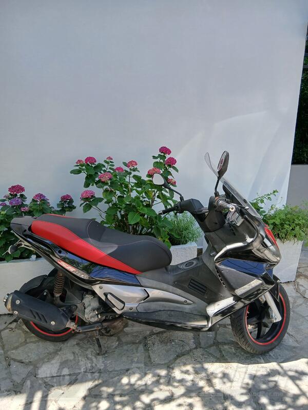 Piaggio - Aprilia SR Max 300