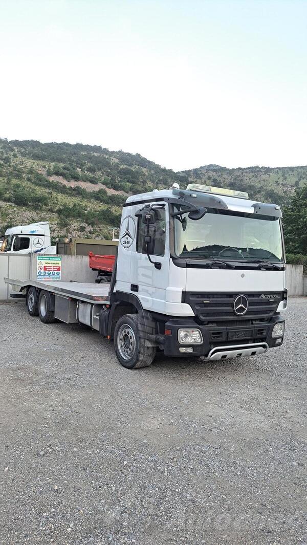 Mercedes Benz - 2548