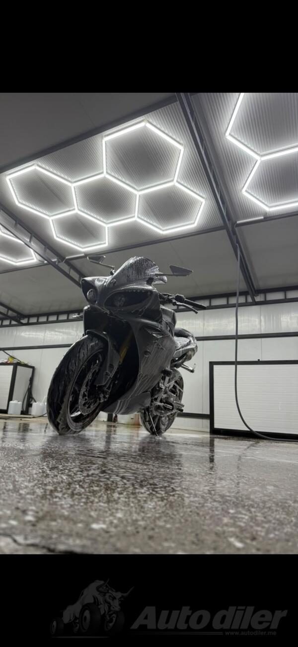 Yamaha - R1