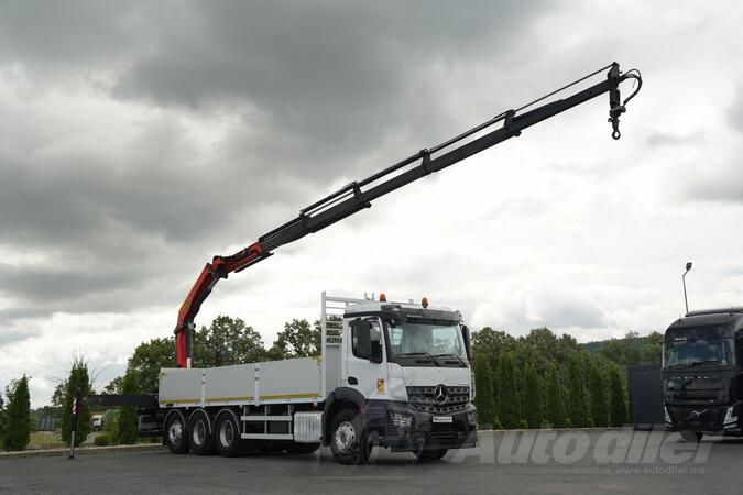 Mercedes Benz - AROCS 3246 / TRIDEM / 8x4 / SANDUČAR 7,3 m / OJAČAN POD / KAMION SA RAVNOM PLATFO...