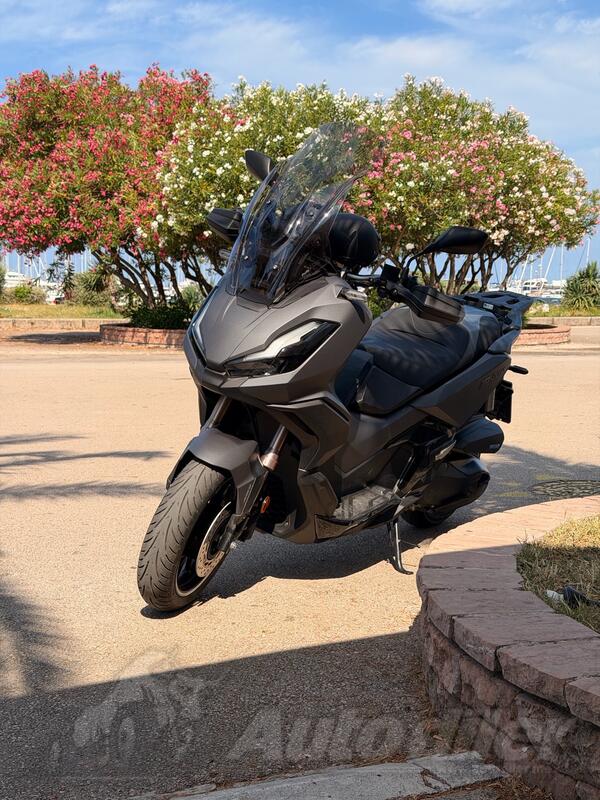 Honda - Adv 350
