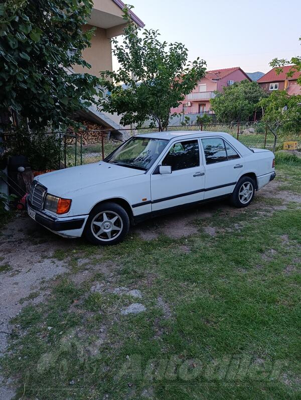 Mercedes Benz - 240