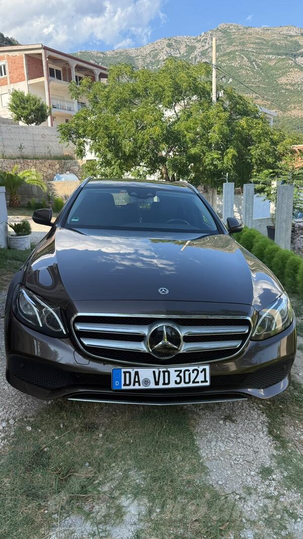 Mercedes Benz - E 220 - 220 E 4 matic