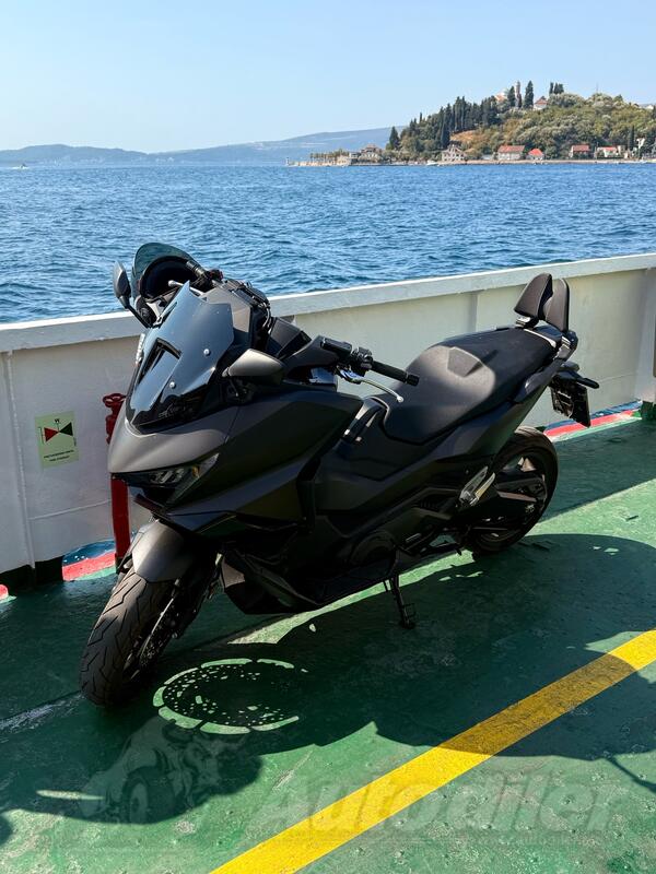 Honda - Forza 750