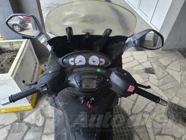Piaggio - X9