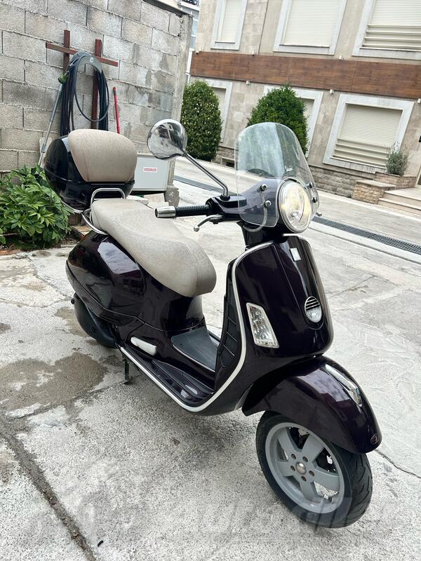 Piaggio - Vespa